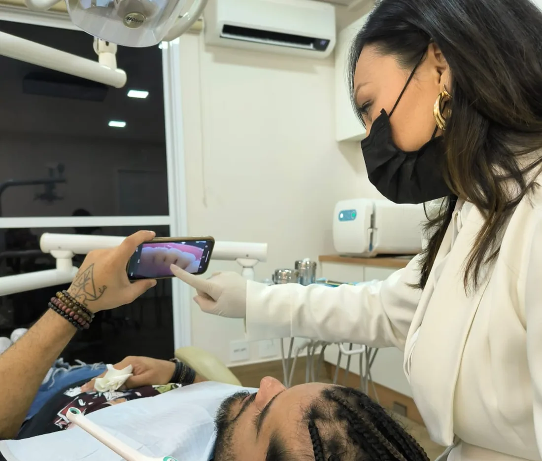 Dra. Talita Yamaguti mostrando ao paciente as imagens do exame